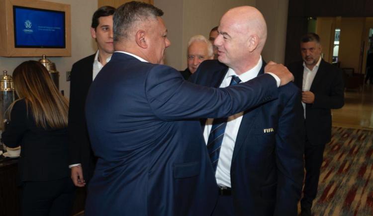 Imagen de Claudio Tapia felicitó a Infantino por su reelección