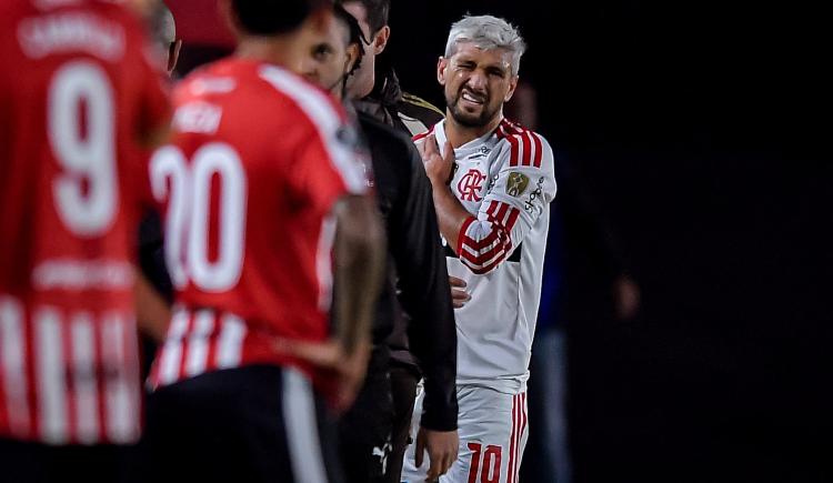 Imagen de Alarma mundial por De Arrascaeta: fractura de clavícula y duro descargo del Flamengo contra el arbitraje en Argentina