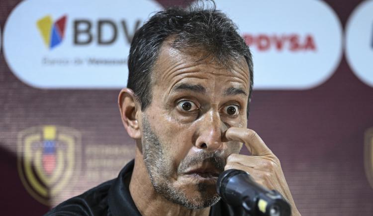 Imagen de Tardó una Bocha en salir y lo suspendieron: Batista no podrá dirigir a Venezuela