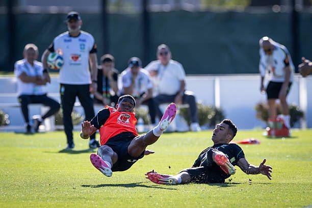 Imagen de La patada viral de Casemiro a Endrick en plena práctica de Brasil