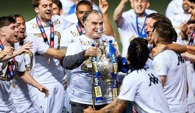 Imagen de NUMEROSAS MUESTRAS DE AFECTO DE LOS EX DIRIGIDOS DE BIELSA