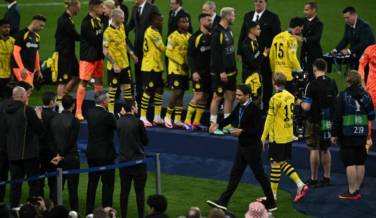Imagen de Ni uno ni otro: en dos días, Borussia Dortmund perdió a su DT y su capitán