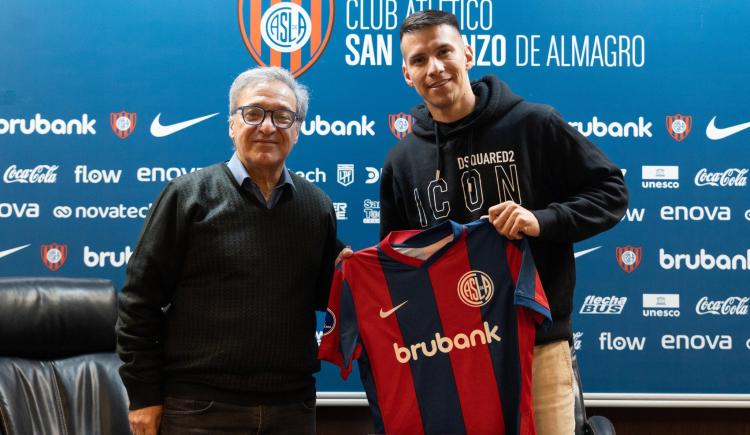 Imagen de Carlos Auzqui ya posó con la camiseta de San Lorenzo