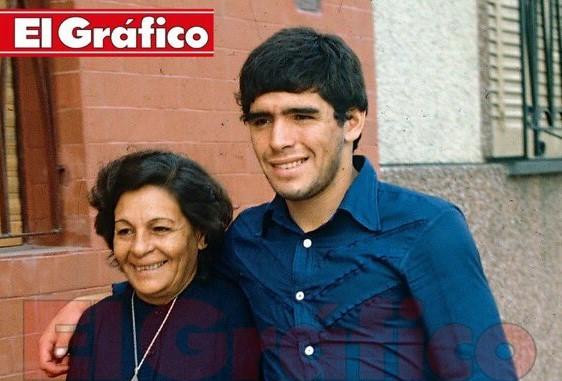 Imagen de En el Día de las Madres, la de Maradona es un poco la del fútbol mismo