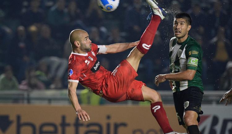 Imagen de Mirá el golazo de chilena que recibió Banfield