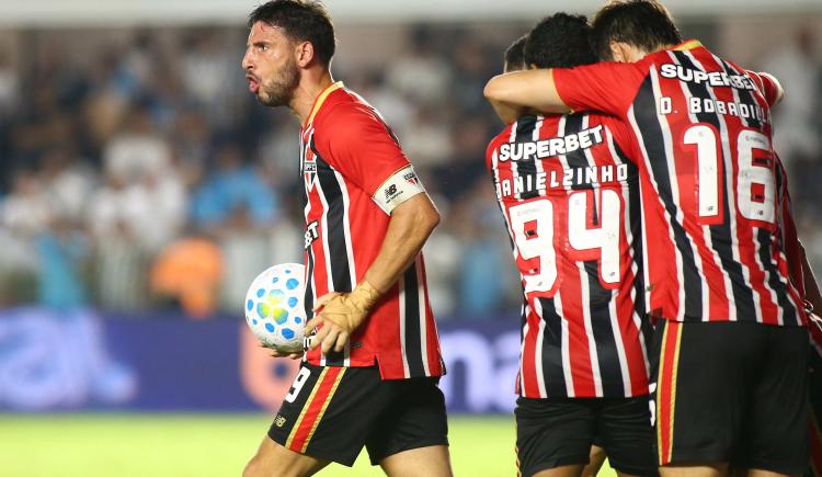 Imagen de Con un cabezazo letal, Calleri evitó la derrota de Sao Paulo frente a Santos