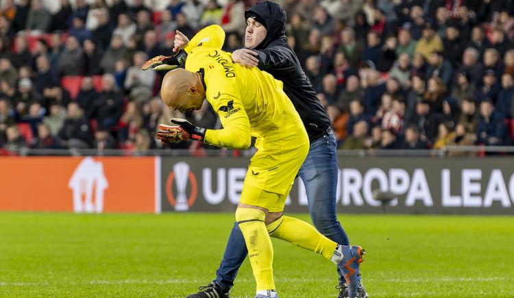 Imagen de Increíble: Un hincha entró a pegarle al arquero del Sevilla