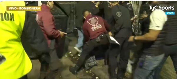 Imagen de Incidentes en el ingreso de los hinchas de Colo Colo a La Bombonera