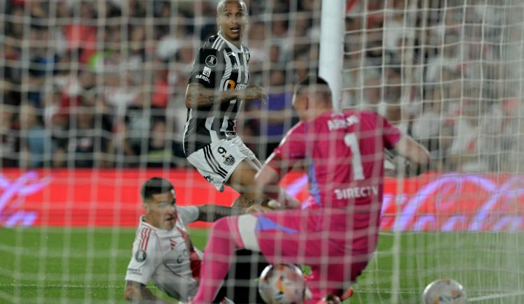 Imagen de Increíble: entre Armani y el travesaño salvaron a River