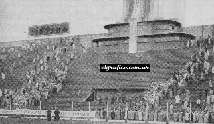 Imagen de 1955. Cae parte de la cancha de Huracán