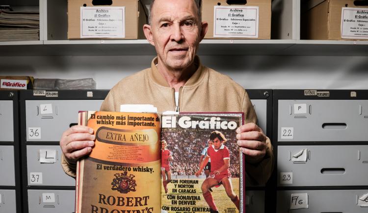 Imagen de Los 72 años de Bochini: la visita del ídolo máximo de Independiente al archivo de El Gráfico
