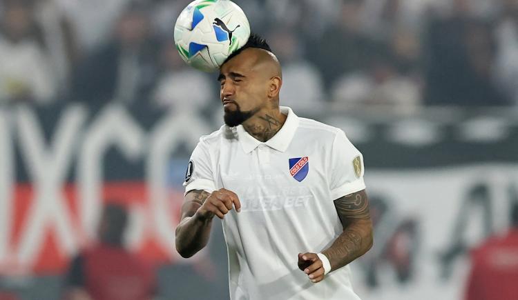 Imagen de Arturo Vidal calentó la previa de Colo Colo - Racing