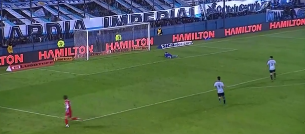 Imagen de El palo salvó a Racing de manera milagrosa