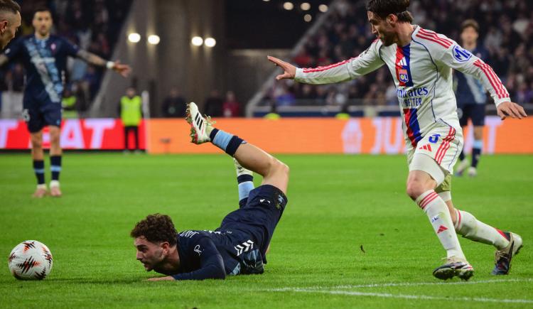 Imagen de Dura eliminación para Tagliafico de la Europa League: fue expulsado en la derrota de Olympique Lyon de local