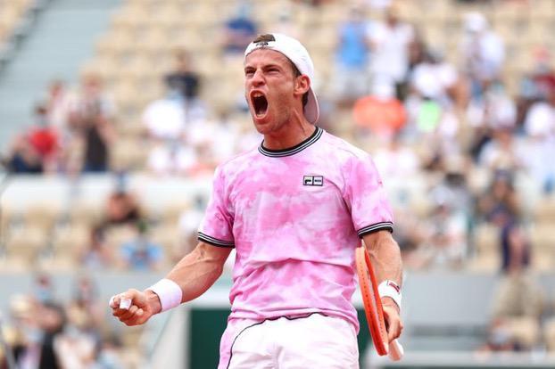 Imagen de SCHWARTZMAN SOBREVIVIÓ A UN PARTIDO DE ALTO RIESGO Y ESTÁ EN CUARTOS DE ROLAND GARROS