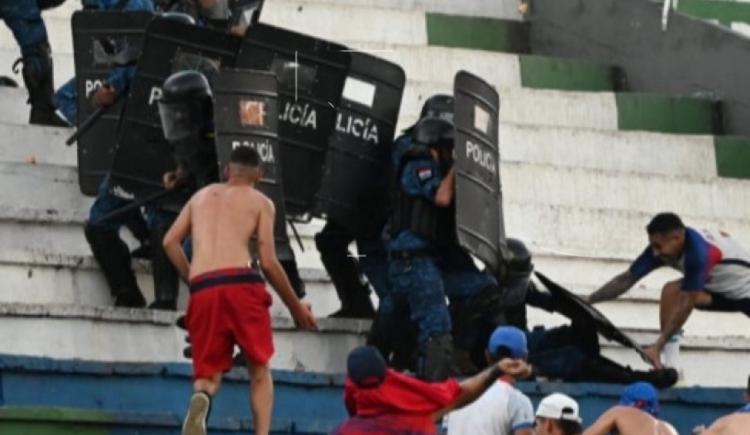 Imagen de Graves incidentes y suspensión del superclásico paraguayo