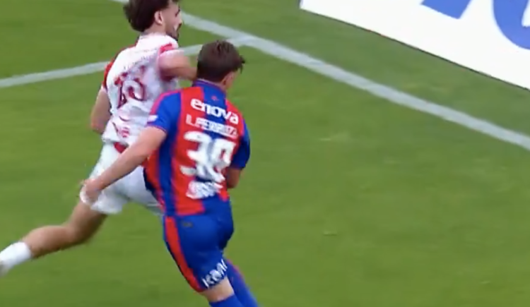 Imagen de Las disculpas de Giménez tras su expulsión en el clásico: "No estuve a la altura"