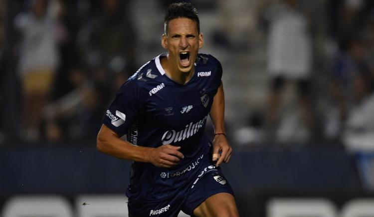 Imagen de CON UN PENAL QUE NO DEBIÓ SER SANCIONADO, QUILMES VENCIÓ A FERRO Y LLEGÓ A LA FINAL