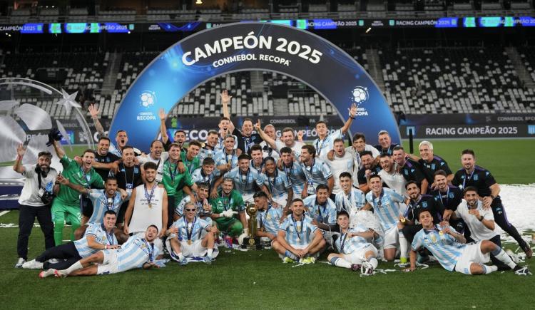 Imagen de Los premios acumulados del Racing bicampeón internacional