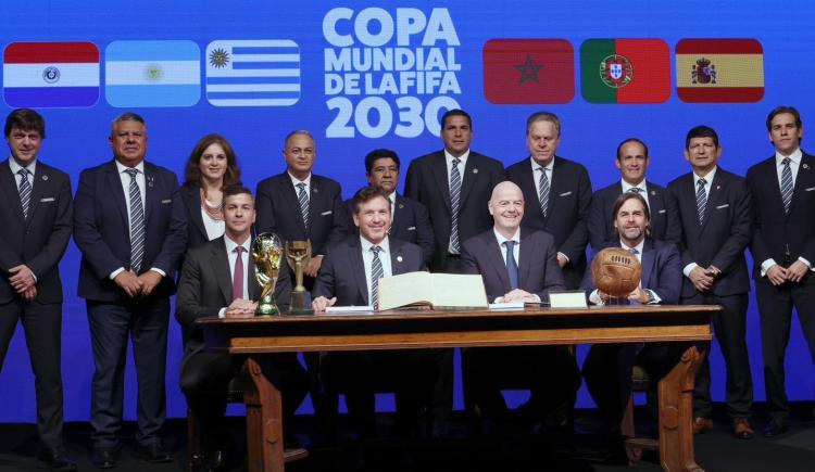 Imagen de Histórico: el puntapié inicial del Mundial 2030 se dio en la Conmebol