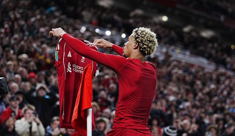 Imagen de El técnico de Liverpool explotó de furia contra Hugo Ekitike, quien marcó un gol y festejó como Messi: los motivos