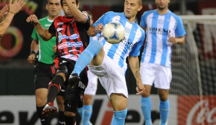 Imagen de UN GOL DE MEDIA CANCHA Y EL ENOJO DE BASILE CON UN PERIODISTA: ASÍ FUE EL DEBUT DE CLAUDIO UBEDA EN RACING