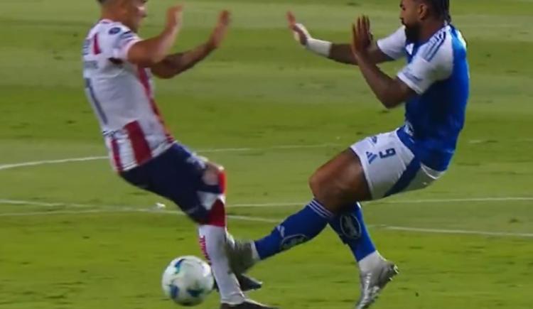 Imagen de Lo perdonaron: El tremendo planchazo sin sanción de Gabigol a Fragapane