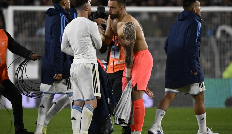 Imagen de Lionel Messi y Hernán Galíndez: de una bicicleta al cambio de camisetas