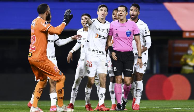 Imagen de "TRATÉ QUE NO SE REANUDE EL JUEGO PORQUE EL ÁRBITRO NO TENÍA LA SEÑAL DEL VAR"