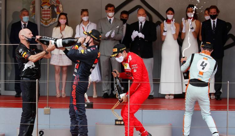 Imagen de F1: VERSTAPPEN GANÓ Y DESPLAZÓ DE LA CIMA A HAMILTON