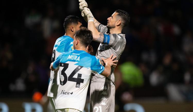 Imagen de Gabriel Arias, cruce con los hinchas de Platense, gestos provocadores y expulsión