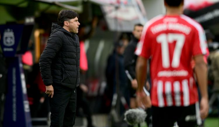 Imagen de Cacique Medina sacó pecho tras la goleada de Estudiantes en el Clásico: "Hay que parar un poquito"