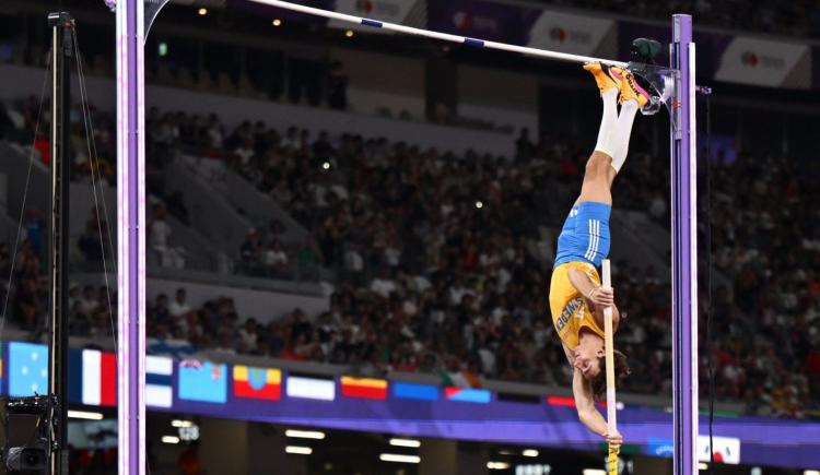 Imagen de Está de la cabeza: Armand Duplantis volvió a batir su propio récord mundial