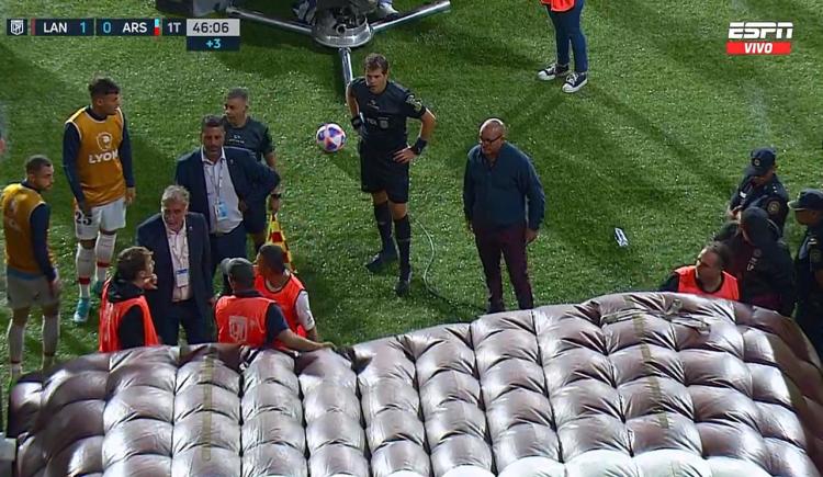 Imagen de Increíble: Germán Delfino no pudo ir al VAR porque la manga estaba inflada