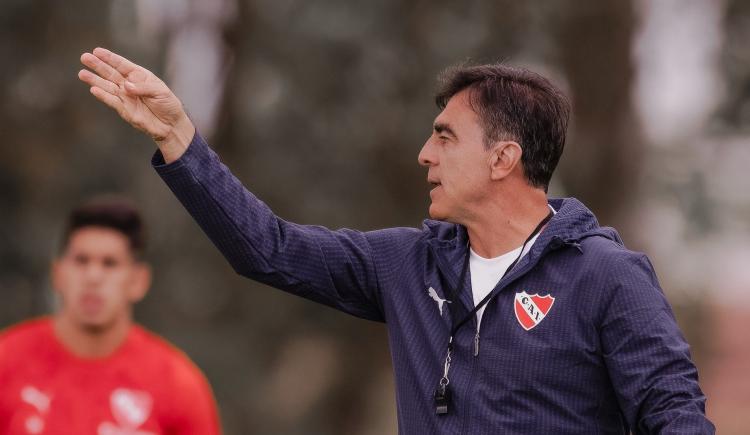 Imagen de Gustavo Quinteros no se achica y pone la vara alta en Independiente: "Somos candidatos"