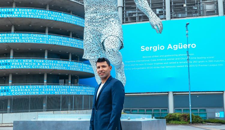 Imagen de Agüero y una estatua a la altura de su leyenda