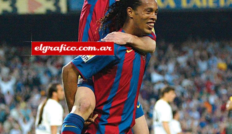 Imagen de Ronaldinho y el recuerdo del día del debut de Messi