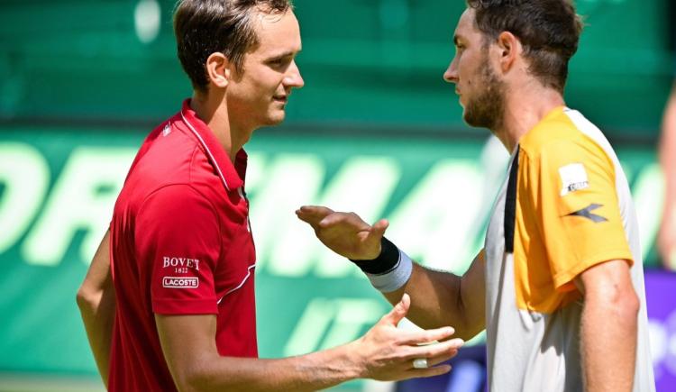 Imagen de MEDVEDEV SE DESPIDIÓ EN SU DEBUT EN EL TORNEO DE HALLE