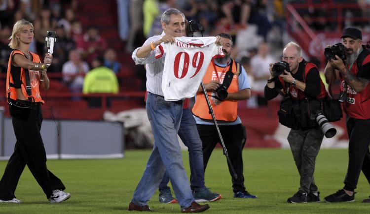 Imagen de Camiseta, plaqueta y ovación: el homenaje de Huracán para Ángel Cappa