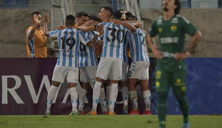 Imagen de Racing y un triunfo clave en Brasil para encaminar la clasificación