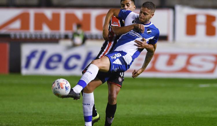Imagen de ALVARADO SE APROVECHÓ DEL MAL MOMENTO DE CHACARITA