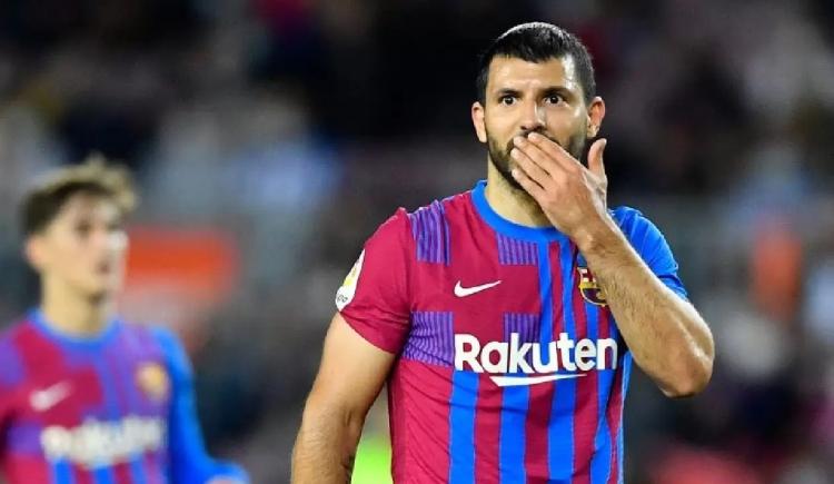 Imagen de Sergio Agüero volverá a jugar en Barcelona