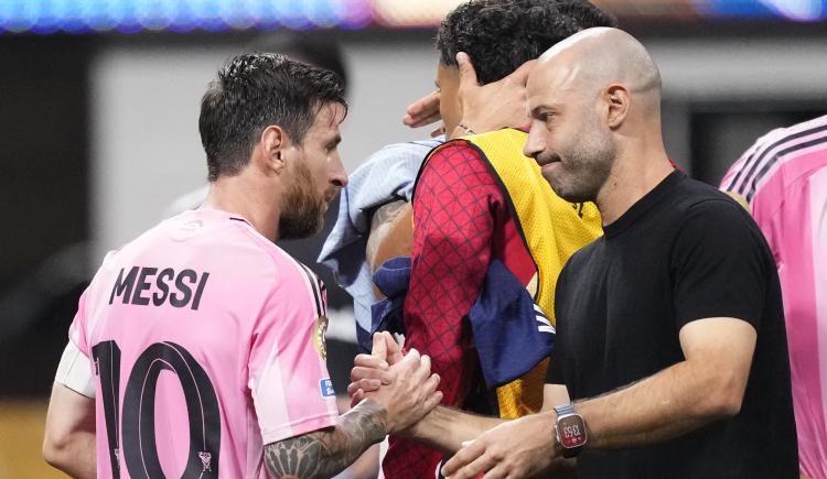 Imagen de Mascherano sobre Messi, capítulo mil