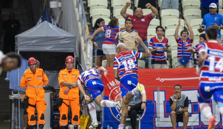 Imagen de La última locura de Deyverson: empujó a un compañero en un festejo de gol anulado y lo lesionó