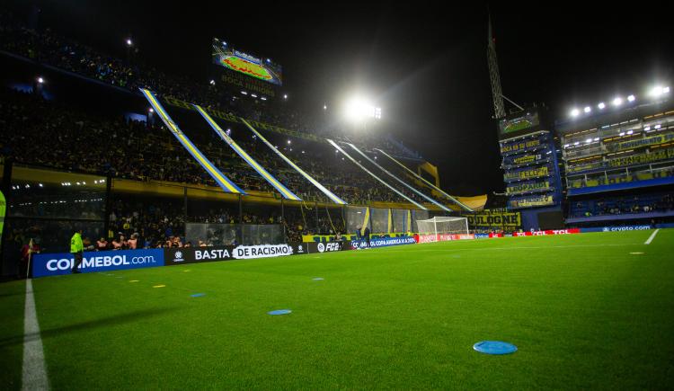 Imagen de El duelo del morbo arrancó antes de tiempo: cánticos contra Agustín Almendra y risas de Darío Benedetto