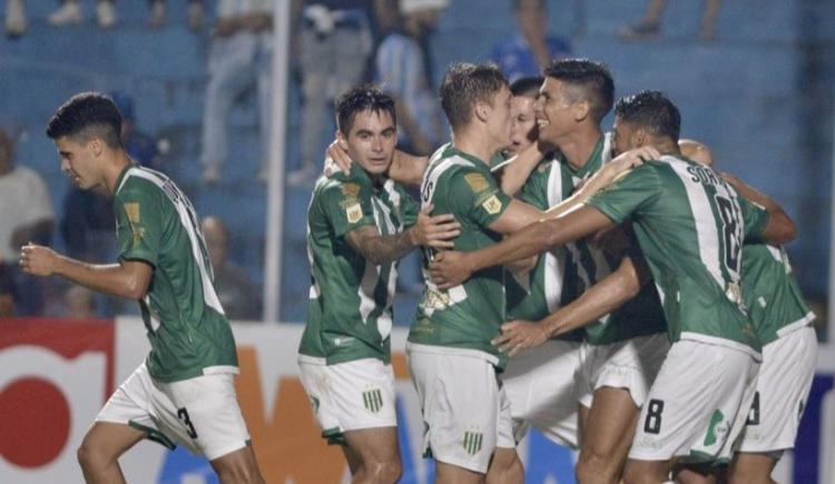 Imagen de Banfield goleó a Atlético Tucumán en el debut de Sava