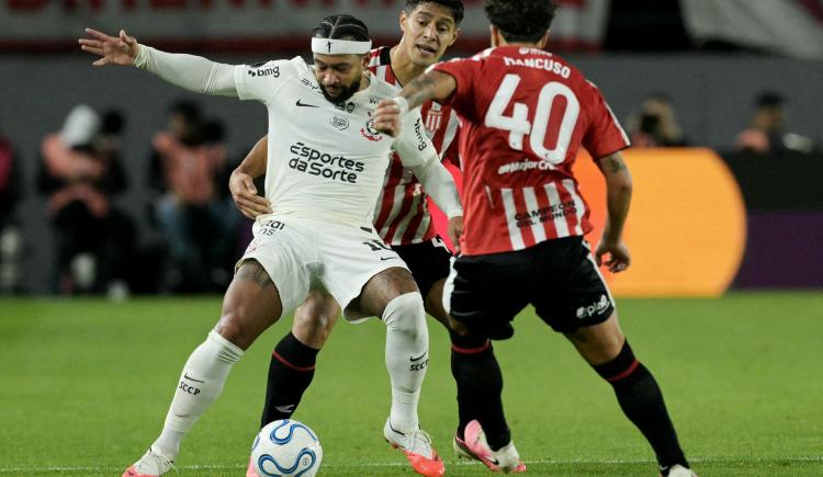 Imagen de Estudiantes empató con Corinthians y apelará a la épica en Brasil