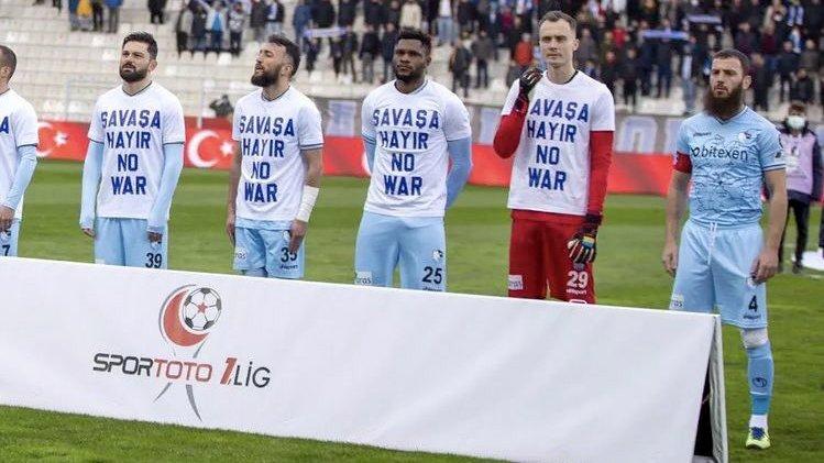 Imagen de UN JUGADOR TURCO SE NEGÓ A LLEVAR UNA CAMISETA CONTRA LA GUERRA EN UCRANIA