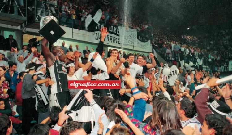 Imagen de 2000. Estudiantes de Olavarría se recibió de campeón