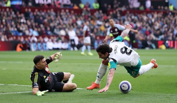 Imagen de Aston Villa goleó a Newcastle con Dibu Martínez en el arco en un duelo clave por las copas europeas